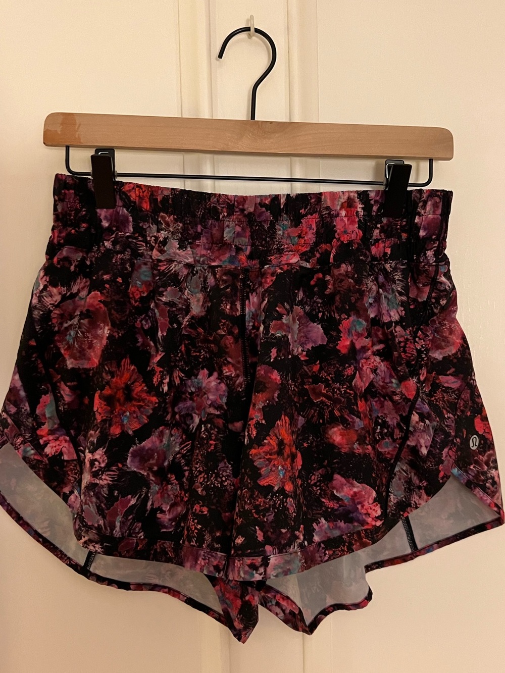 Lululemon black/purple floral shorts - hotty hot 4”